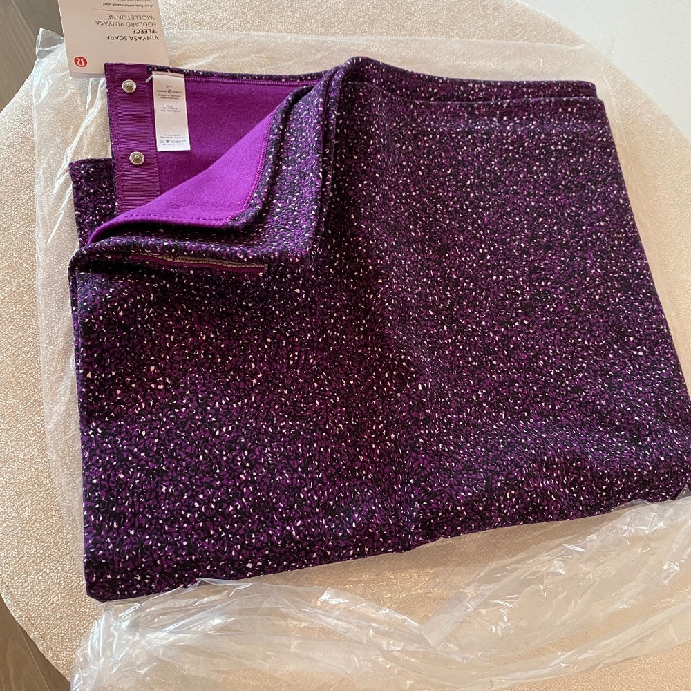 Lululemon customizable snap scarf